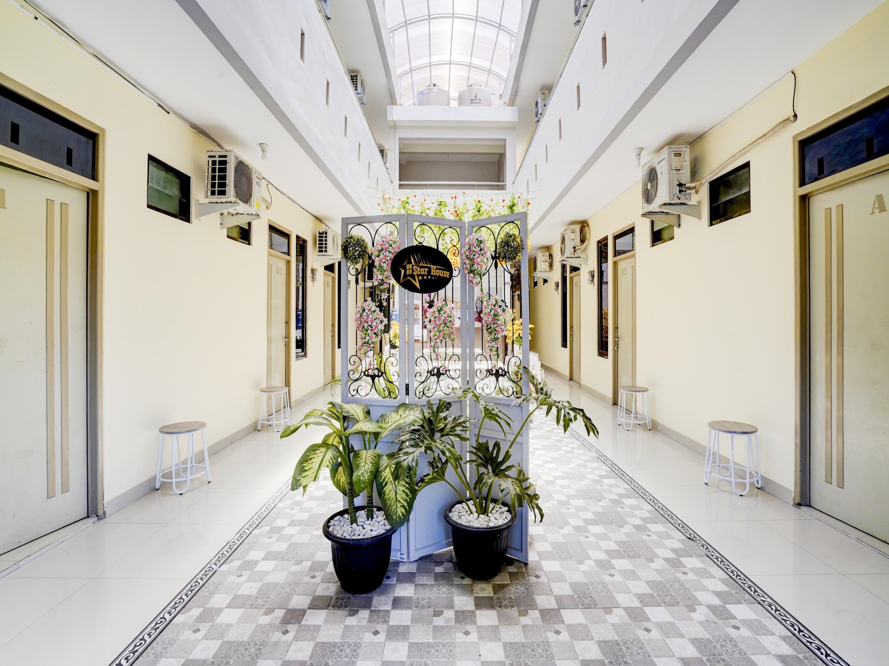 Hotel Oyo 90052 Star House Cirebon Exteriér fotografie